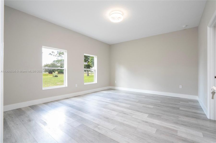 Spacious, unfurnished interior of a new home in , Sebring (Image 32).