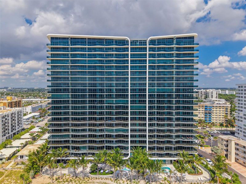 Condo located in Pompano Beach, FL showcasing its design and architecture (Image 31).