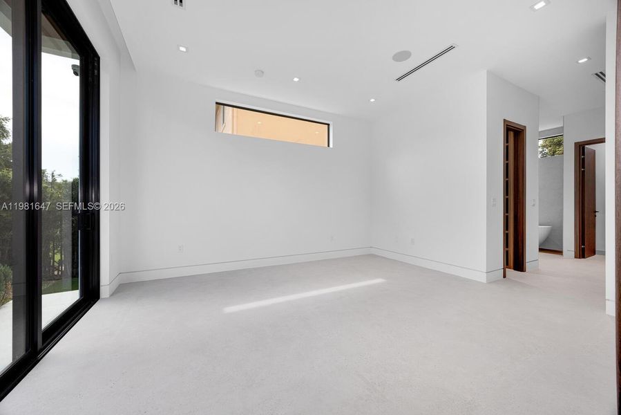 Spacious, unfurnished interior of a new home in , Miami (Image 66).