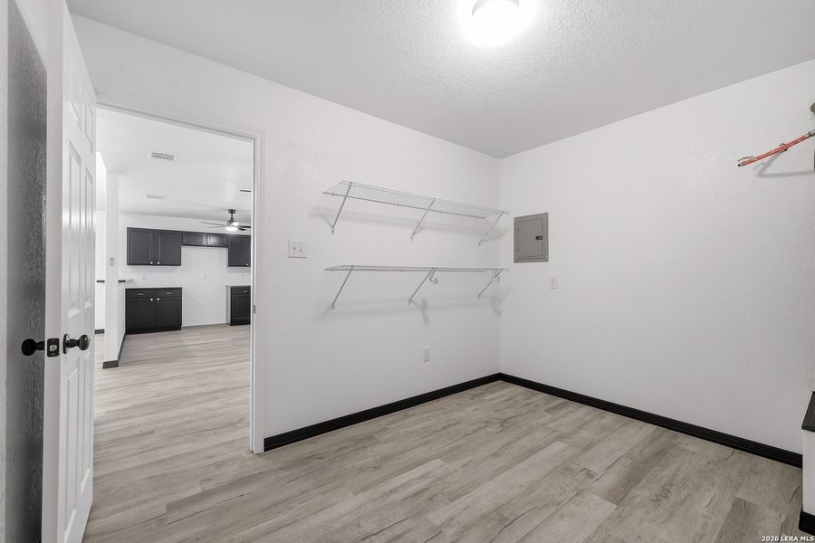 Spacious, unfurnished interior of a new home in , Floresville (Image 11).