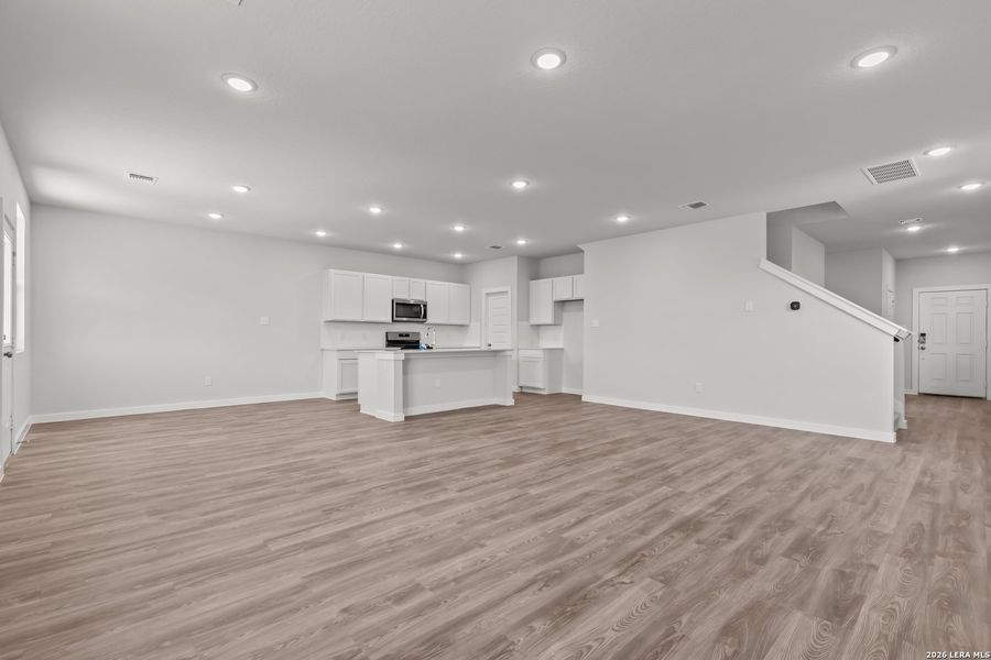 Spacious, unfurnished interior of a new home in Hacienda, San Antonio (Image 15).