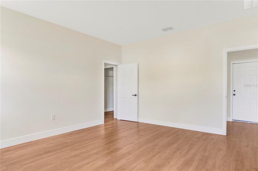 Spacious, unfurnished interior of a new home in , Ocala (Image 26).