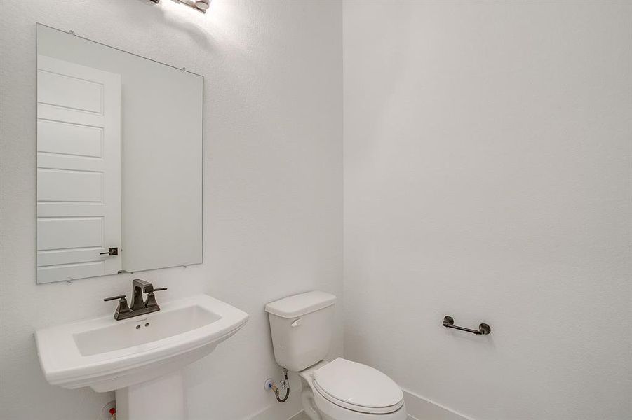 Furnished interior view inside a new home in Waterfall Ranch, Waxahachie (Image 12).