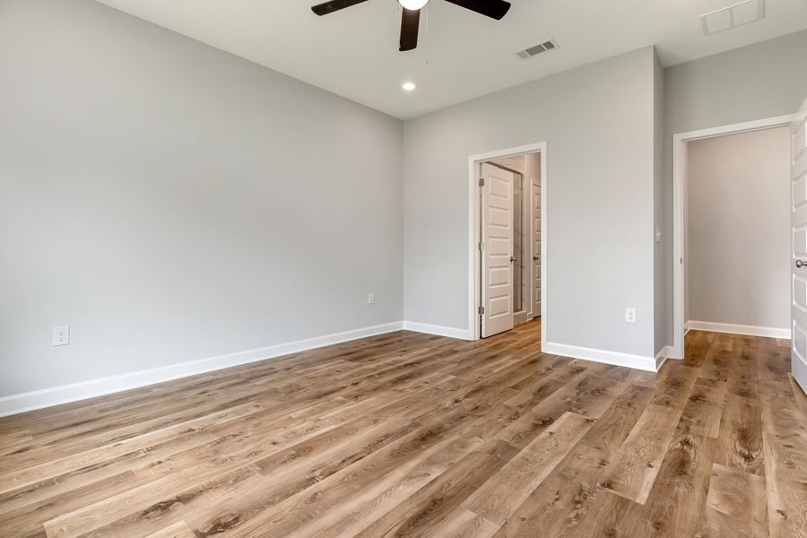 Spacious, unfurnished interior of a new home in Oak Hollow, Crestview (Image 37).