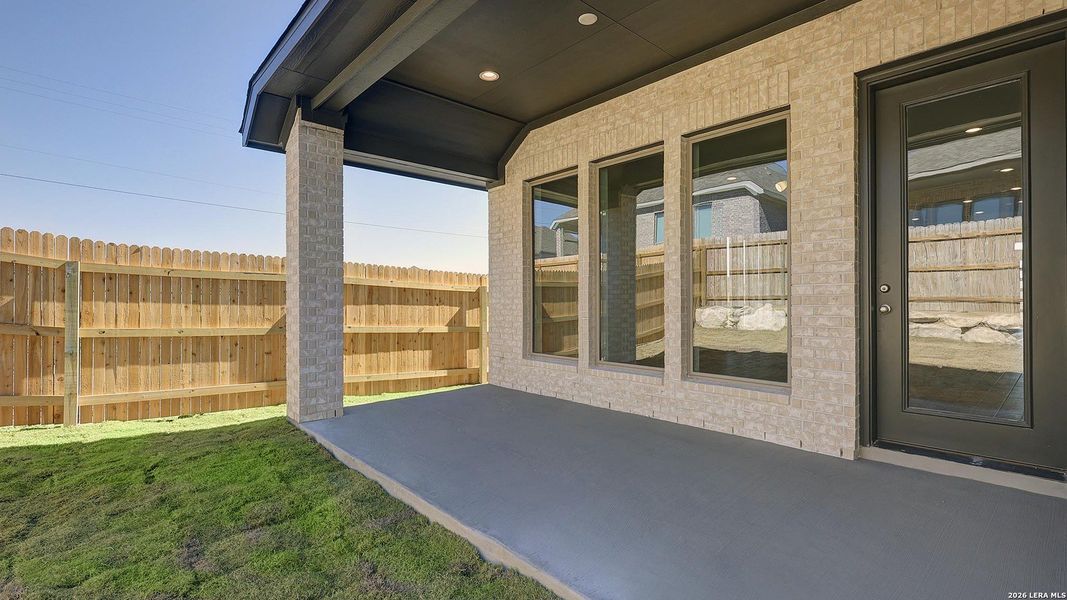 Exterior details and patio area of a home in Arcadia Ridge, San Antonio (Image 4).