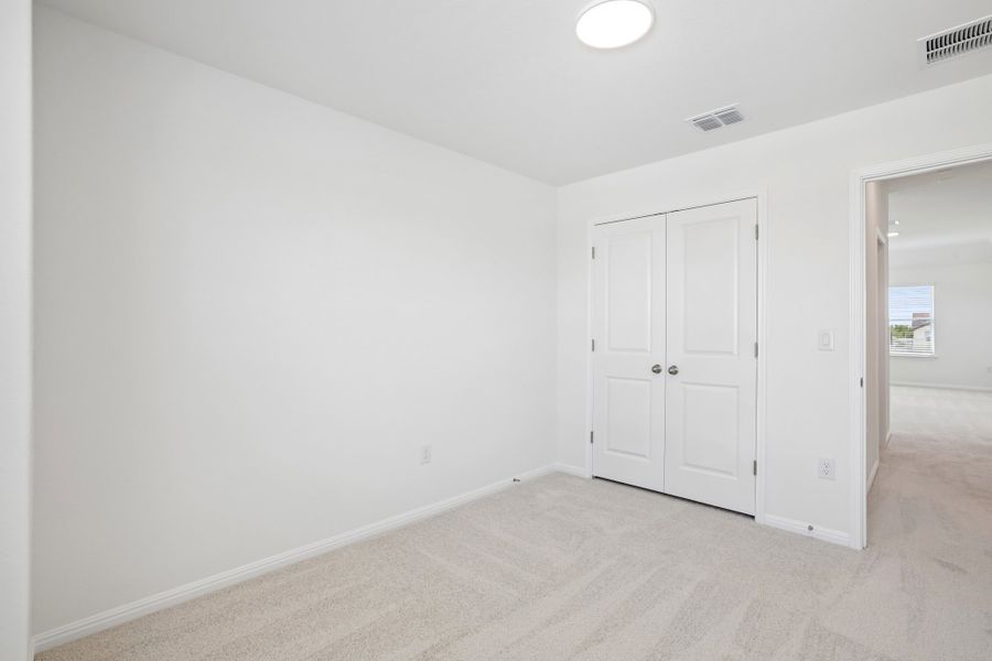 Spacious, unfurnished interior of a new home in Porter Country, Buda (Image 19).