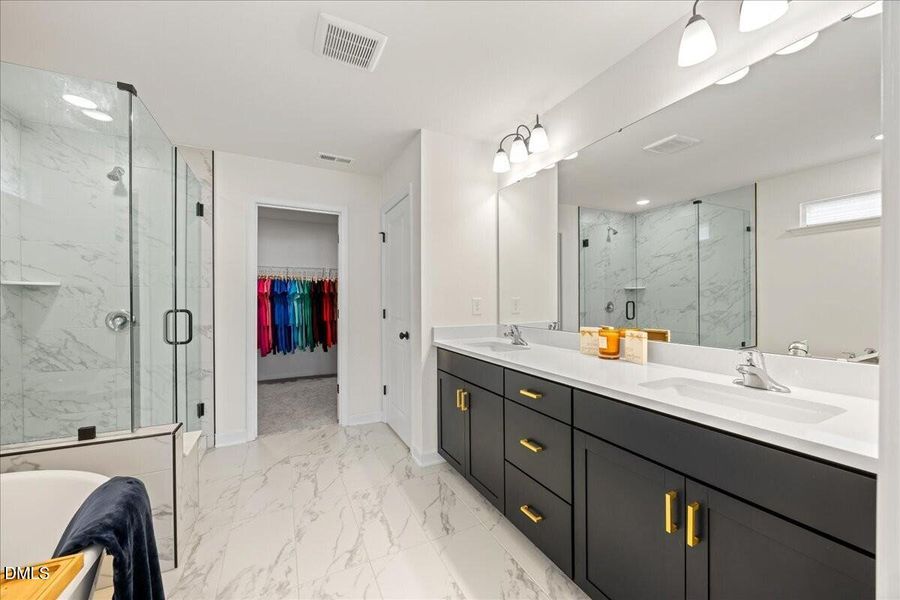 30-2A1A1208 owners bathroom2