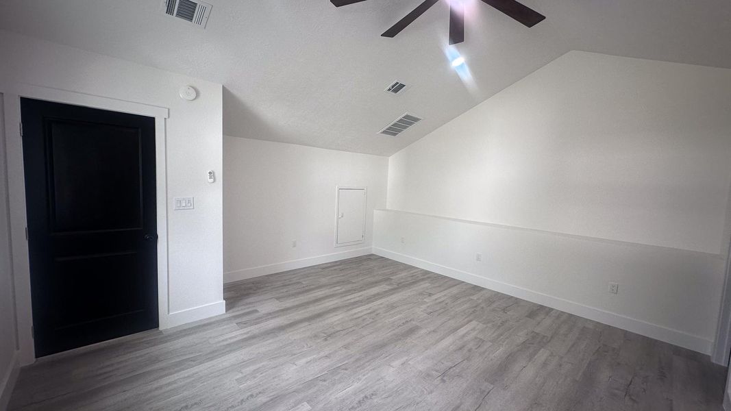 Spacious, unfurnished interior of a new home in , Navasota (Image 13).