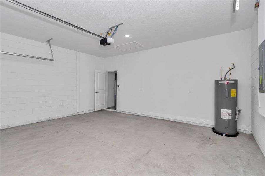 Spacious, unfurnished interior of a new home in , Citrus Springs (Image 26).