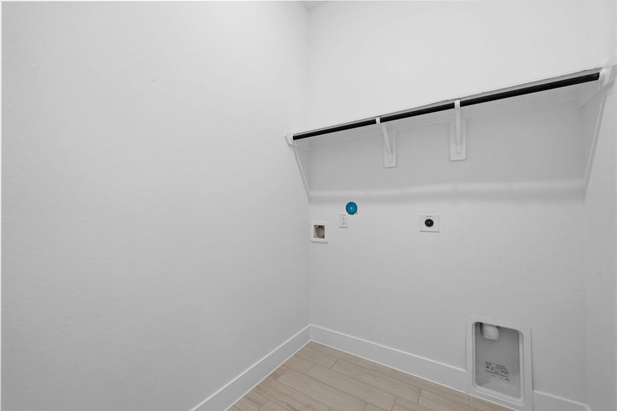 Spacious, unfurnished interior of a new home in Beacon Point, Texas City (Image 25).