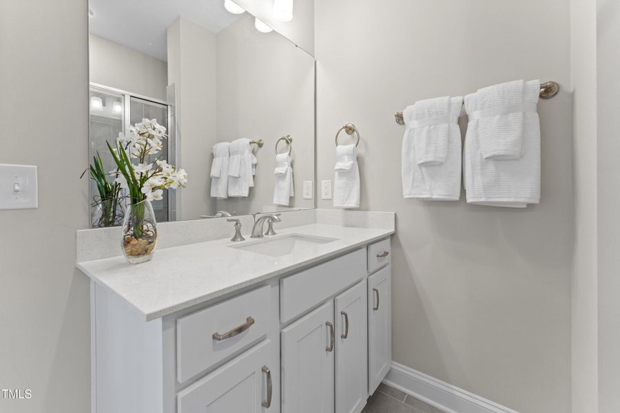 P_RAL_AXS_Julianne_INT_PBTH_3