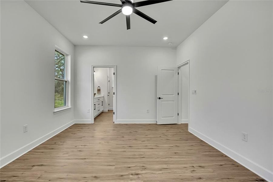 Spacious, unfurnished interior of a new home in , Weeki Wachee (Image 19).