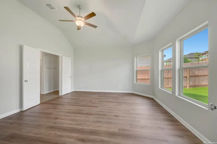 Spacious, unfurnished interior of a new home in Mesquite Ridge, San Antonio (Image 22).