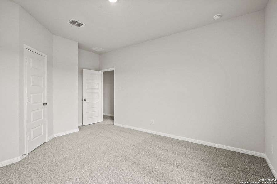 Spacious, unfurnished interior of a new home in Melissa Ranch, San Antonio (Image 7).