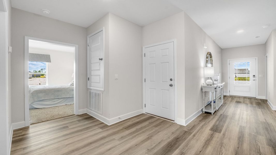Spacious, unfurnished interior of a new home in Hodges Bayou Plantation, Panama City (Image 19).