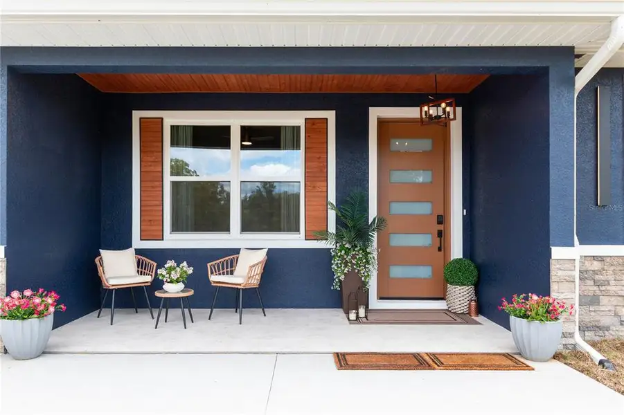Exterior details and patio area of a home in , Dunnellon (Image 3).