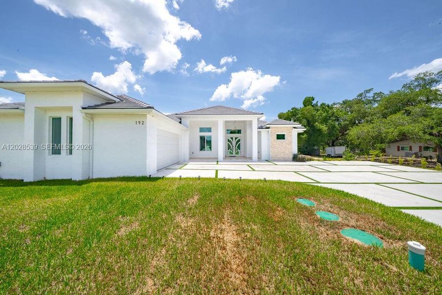 Exterior details and patio area of a home in , North Fort Myers (Image 3).