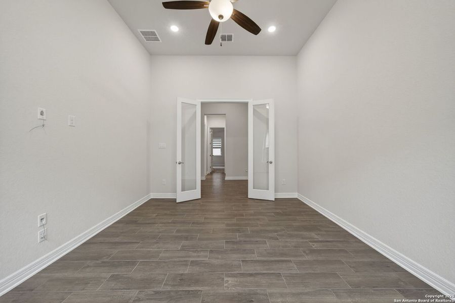 Spacious, unfurnished interior of a new home in Cibolo Crossing, Universal City (Image 30).