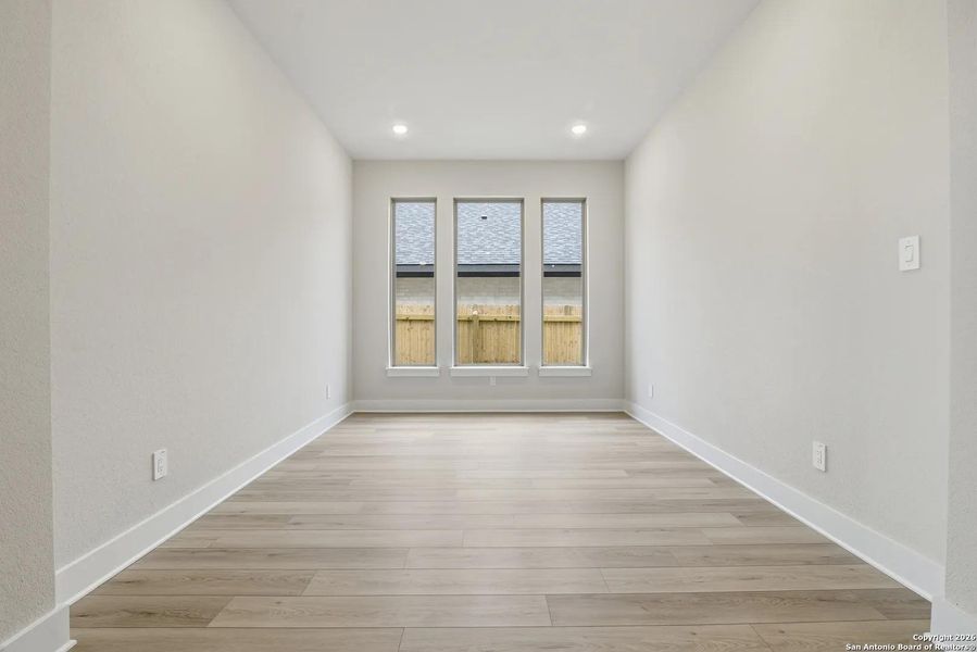 Spacious, unfurnished interior of a new home in Haby Hill 60s, San Antonio (Image 36).