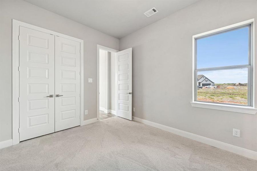 Spacious, unfurnished interior of a new home in Myrtle Creek, Waxahachie (Image 21).