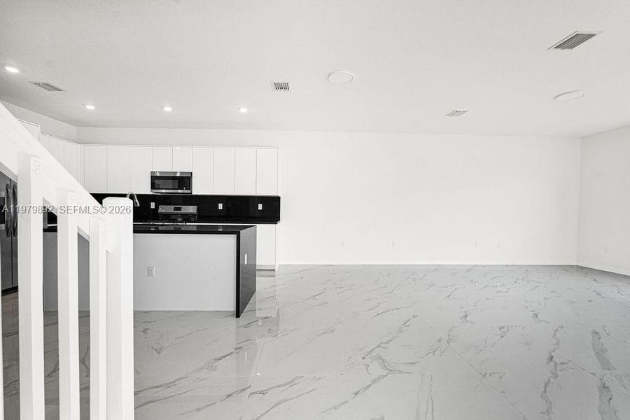 Spacious, unfurnished interior of a new home in , Miami (Image 47).