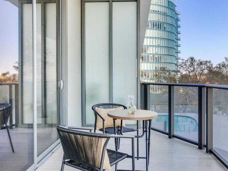 Condo located in Tampa, FL showcasing its design and architecture (Image 3).