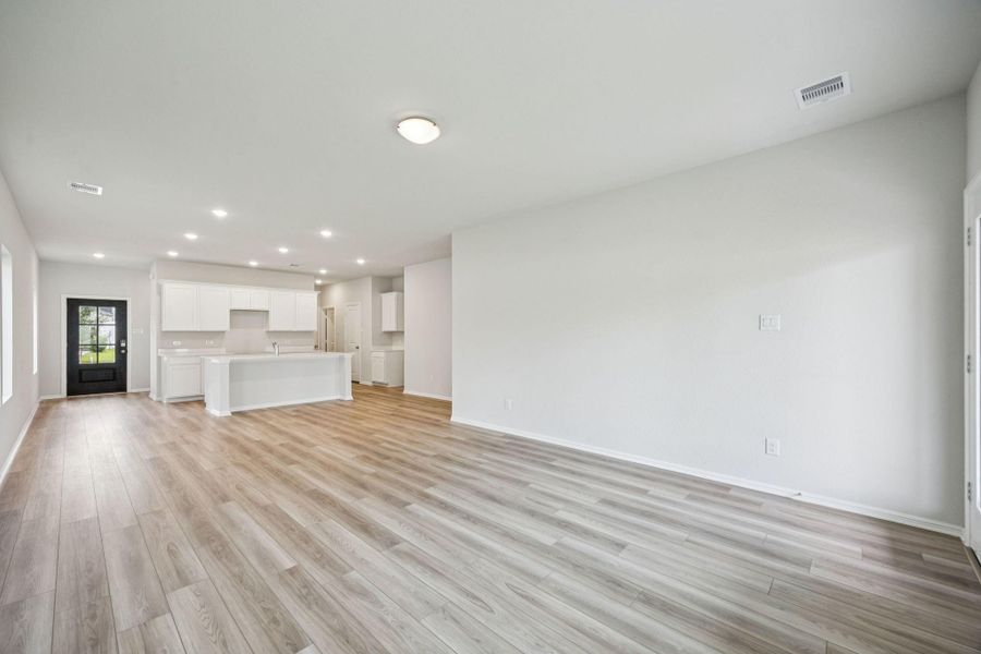 Spacious, unfurnished interior of a new home in Saint Tropez, Huffman (Image 10).