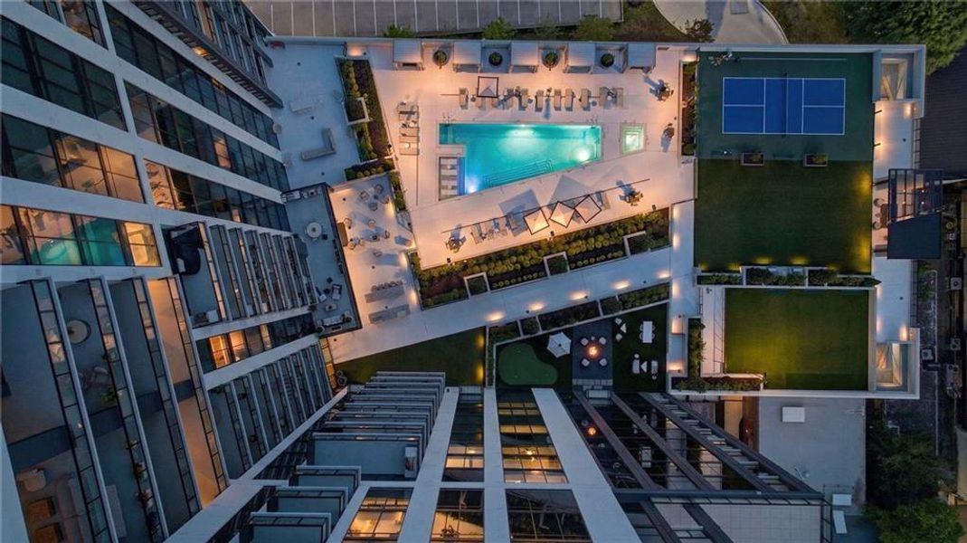 Condo located in Atlanta, GA showcasing its design and architecture (Image 31).