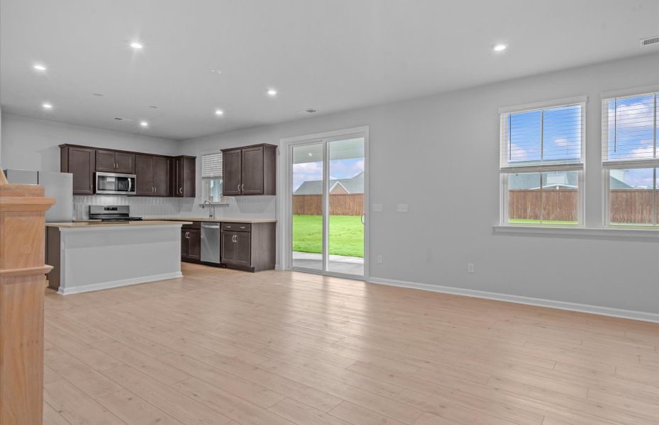 Spacious, unfurnished interior of a new home in Fox Hollow, Spartanburg (Image 30).
