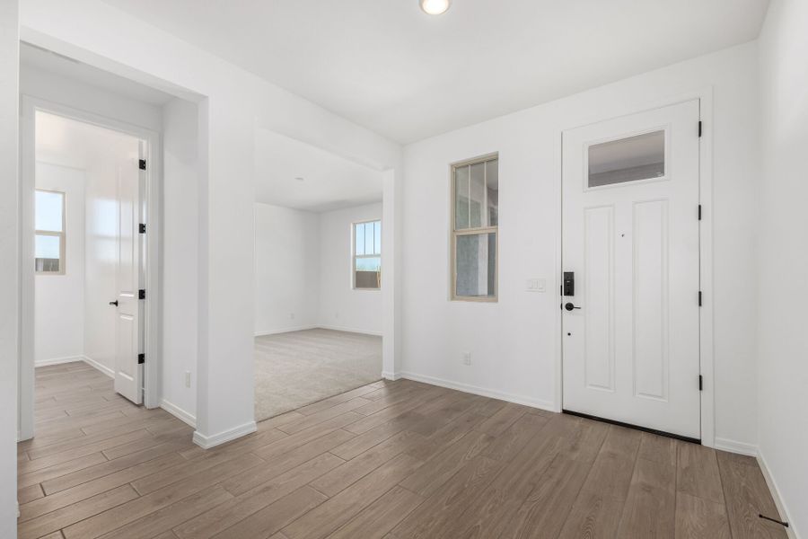 Spacious, unfurnished interior of a new home in Bella Vista Farms, San Tan Valley (Image 9).