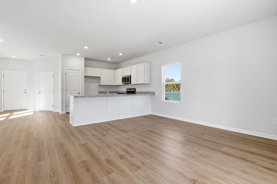 Spacious, unfurnished interior of a new home in Central Creek, Goose Creek (Image 20).