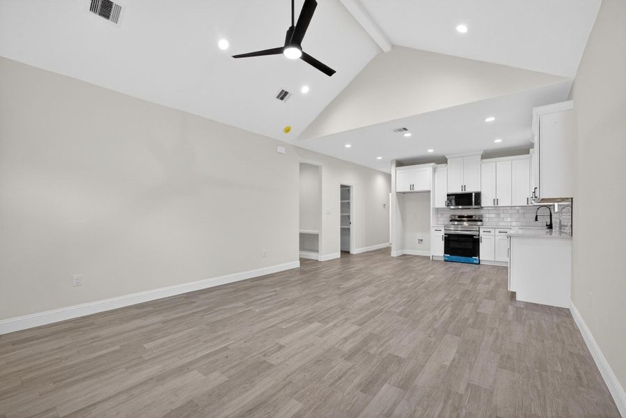 Spacious, unfurnished interior of a new home in , Beaumont (Image 20).