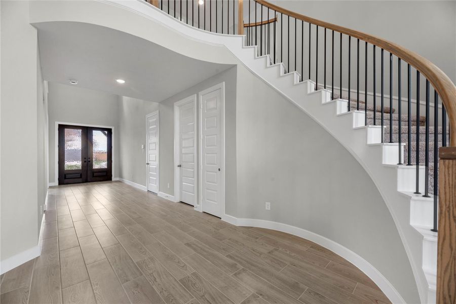 Spacious, unfurnished interior of a new home in Cross Creek West, Fulshear (Image 17).