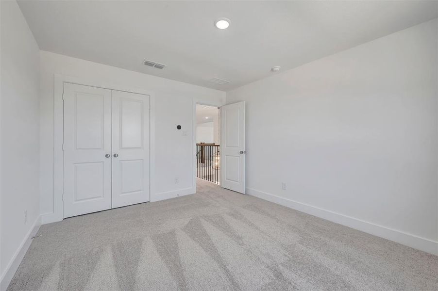 Spacious, unfurnished interior of a new home in Chaparral Park, Oak Point (Image 32).