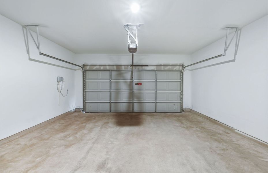 Spacious, unfurnished interior of a new home in Sunfield, Buda (Image 29).