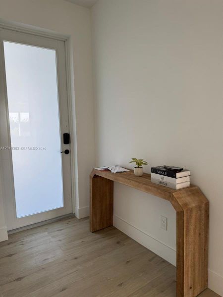It is being sold unfurnished; the furnishings are shown for visualization purposes only. It is being sold unfurnished; the furnishings are shown for visualization purposes only.