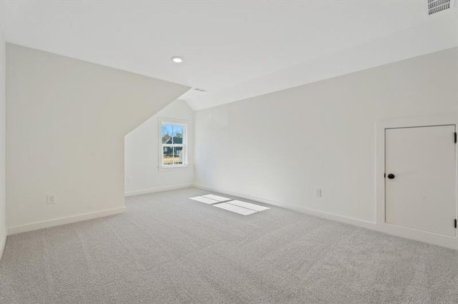 Spacious, unfurnished interior of a new home in , Gainesville (Image 34).