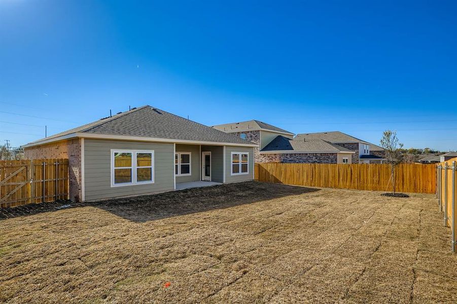 Exterior details and patio area of a home in Sperling Farms, Ferris (Image 20).
