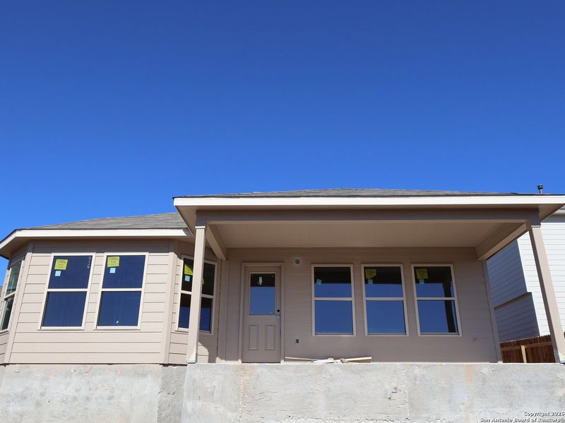 Exterior details and patio area of a home in Hunters Ranch, San Antonio (Image 3).