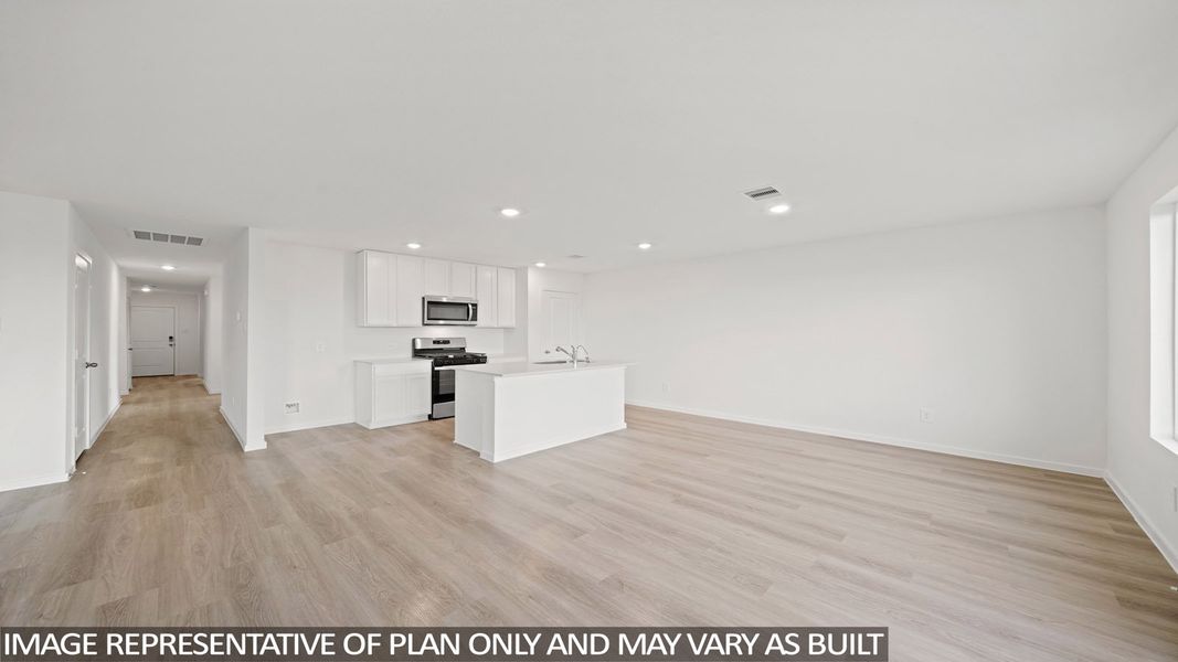 Spacious, unfurnished interior of a new home in Sunterra Lakes, Brookshire (Image 20).