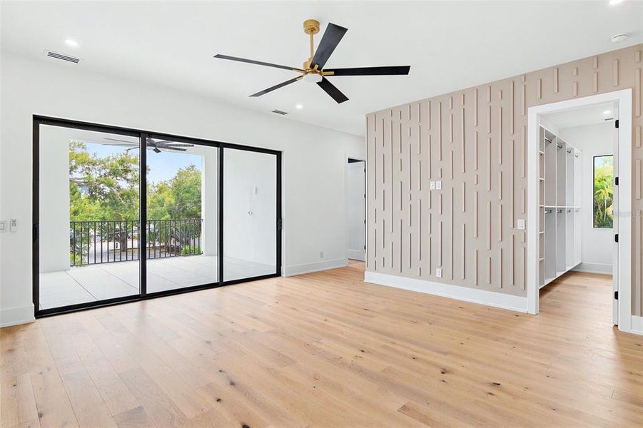 Spacious, unfurnished interior of a new home in , Sarasota (Image 21).