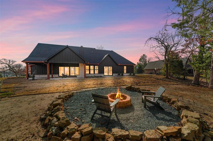 Exterior details and patio area of a home in , Malakoff (Image 26).