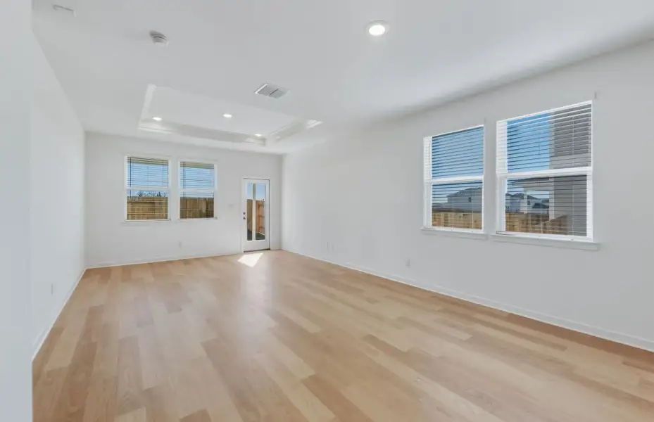 Spacious, unfurnished interior of a new home in Sunfield, Buda (Image 28).
