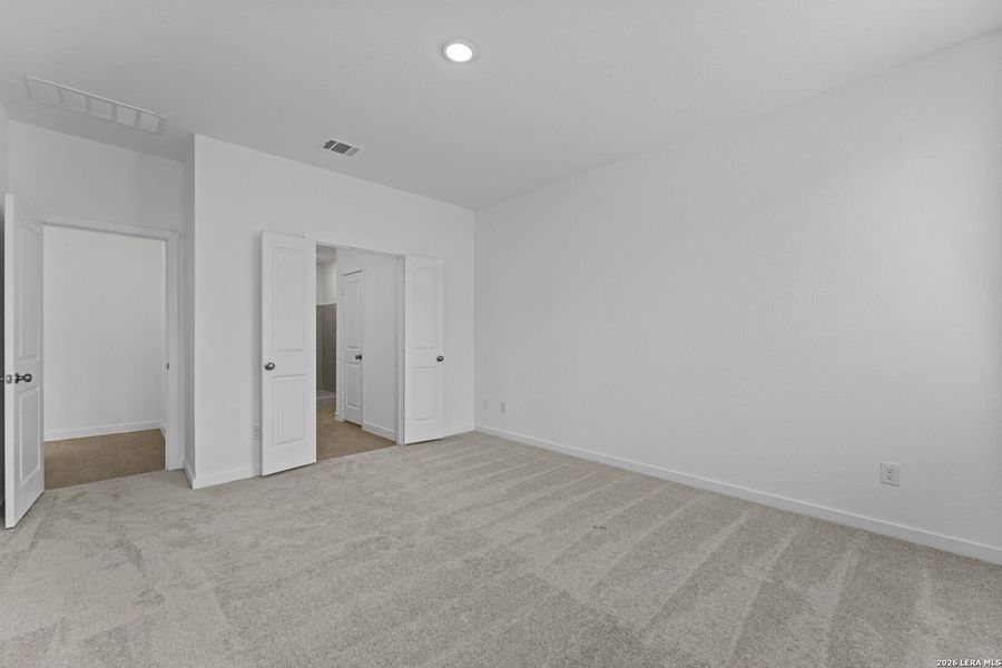 Spacious, unfurnished interior of a new home in Sky Ranch, New Braunfels (Image 21).