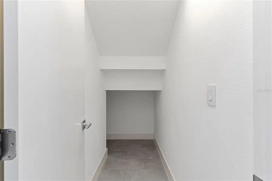 Spacious, unfurnished interior of a new home in , Tampa (Image 21).