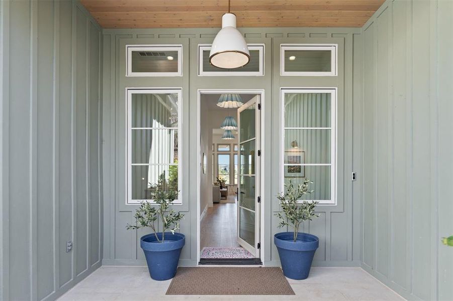 Exterior details and patio area of a home in , Malakoff (Image 17).