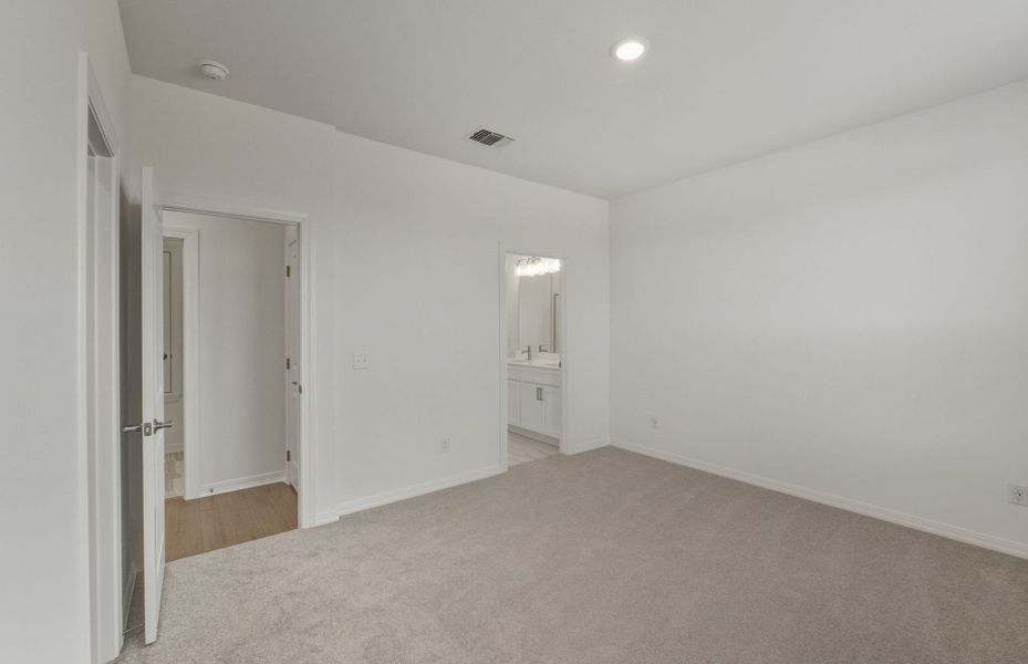 Spacious, unfurnished interior of a new home in Crosswinds, Kyle (Image 32).