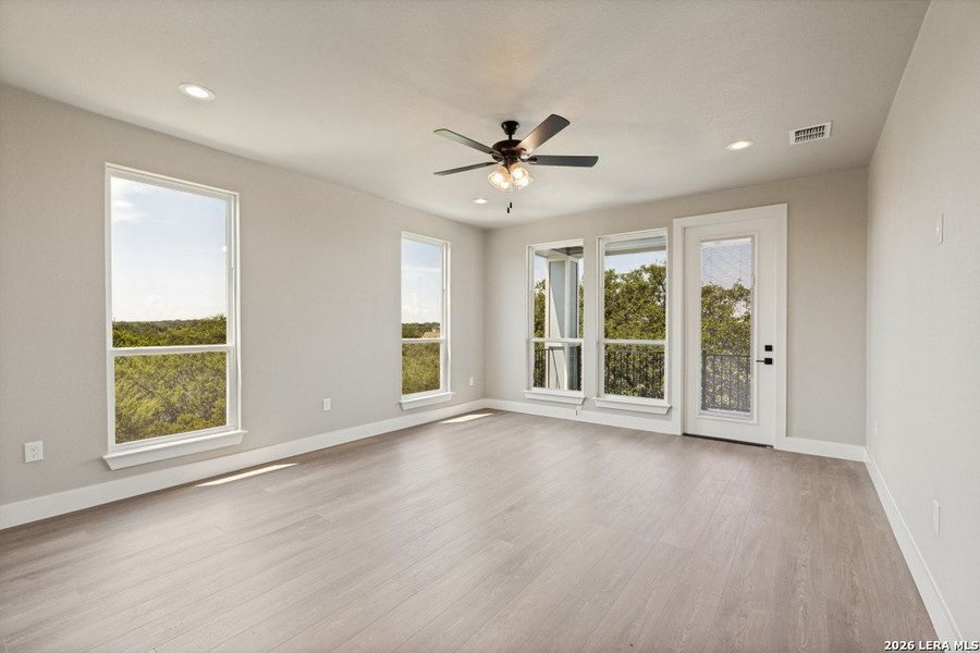 Spacious, unfurnished interior of a new home in , Canyon Lake (Image 10).