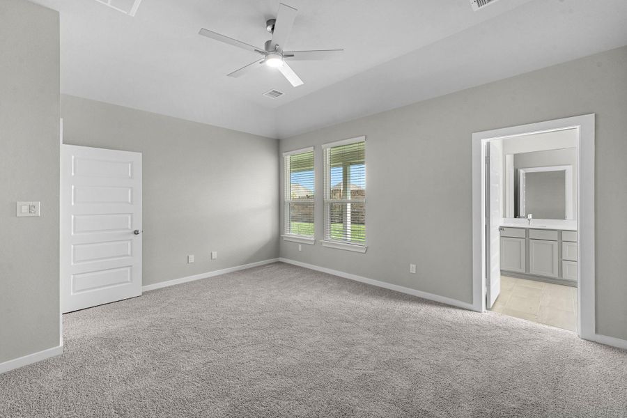 Spacious, unfurnished interior of a new home in Briarwood Crossing, Rosenberg (Image 21).