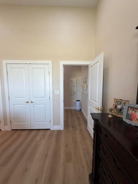 Spacious, unfurnished interior of a new home in , El Campo (Image 24).